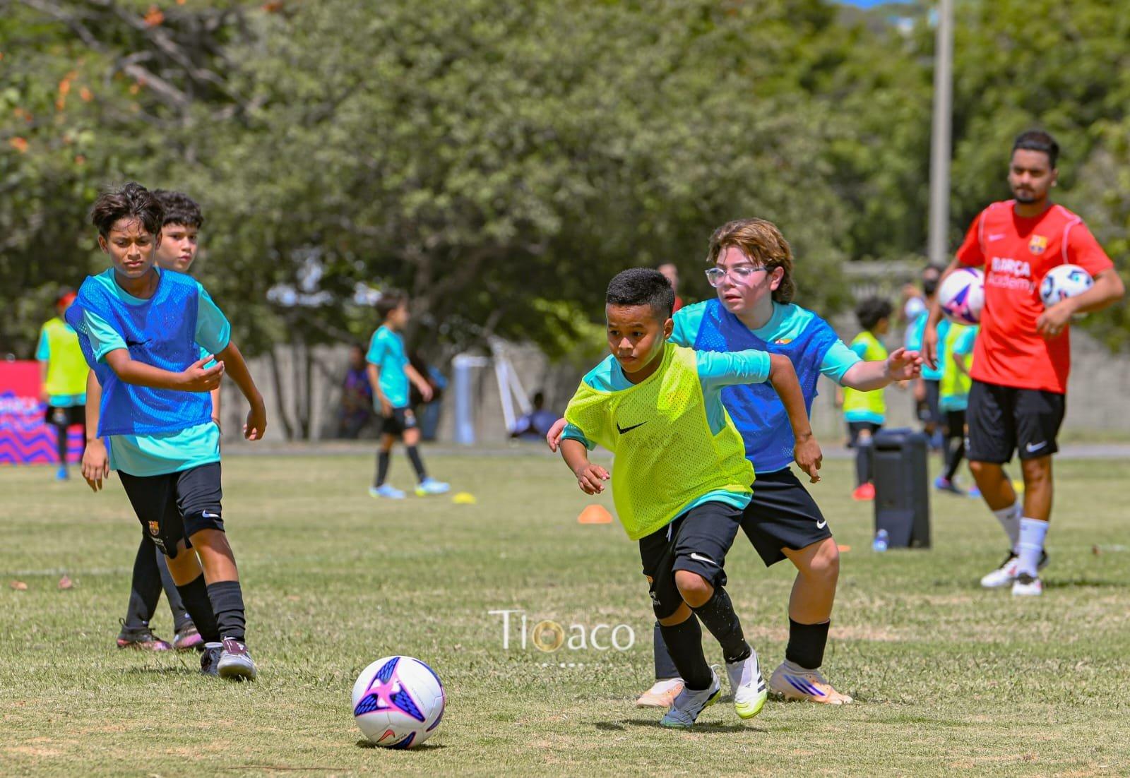 Jugadores jóvenes disputando el balón durante un entrenamiento