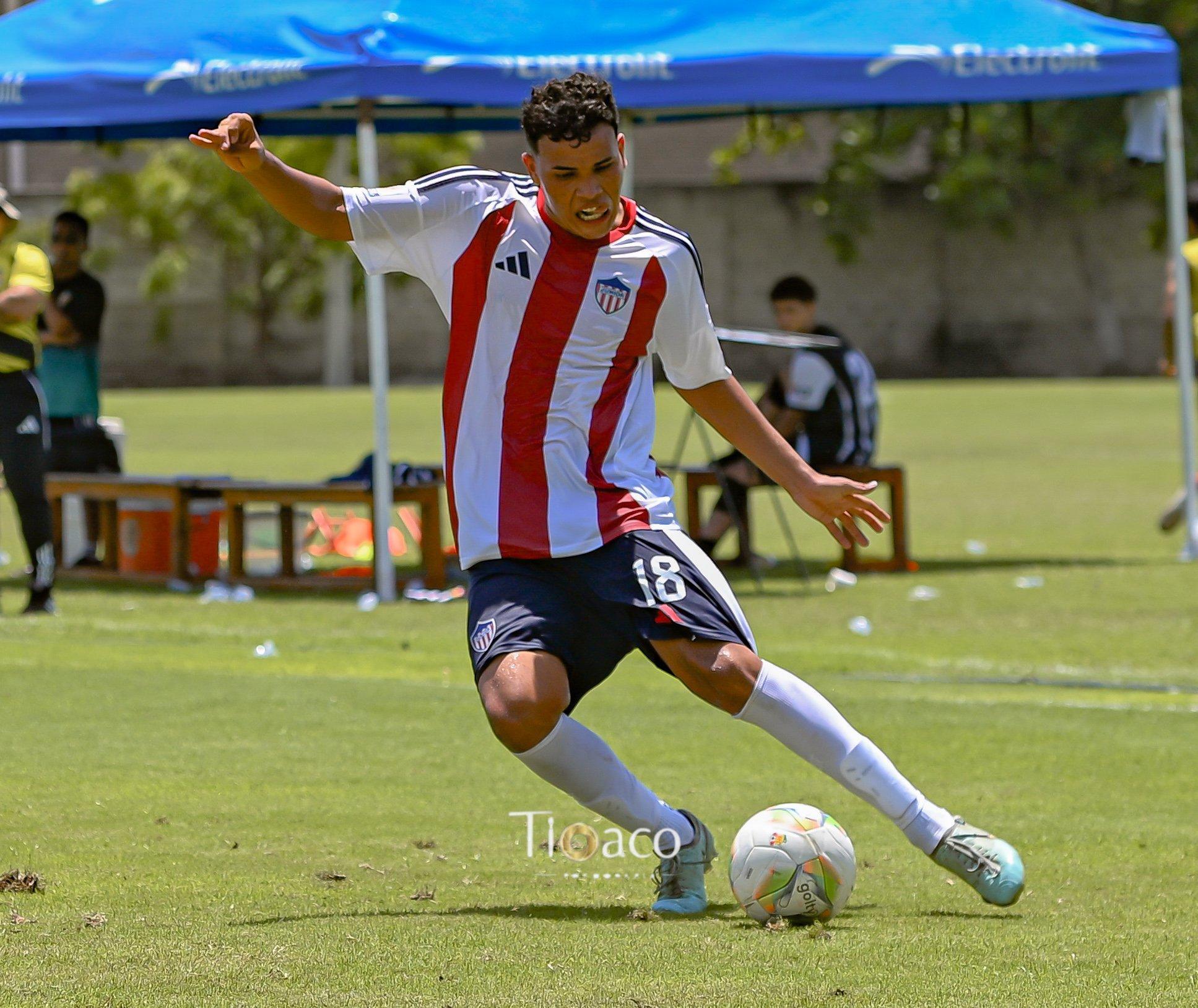 Jugador número 18 en plena jugada con los brazos extendidos
