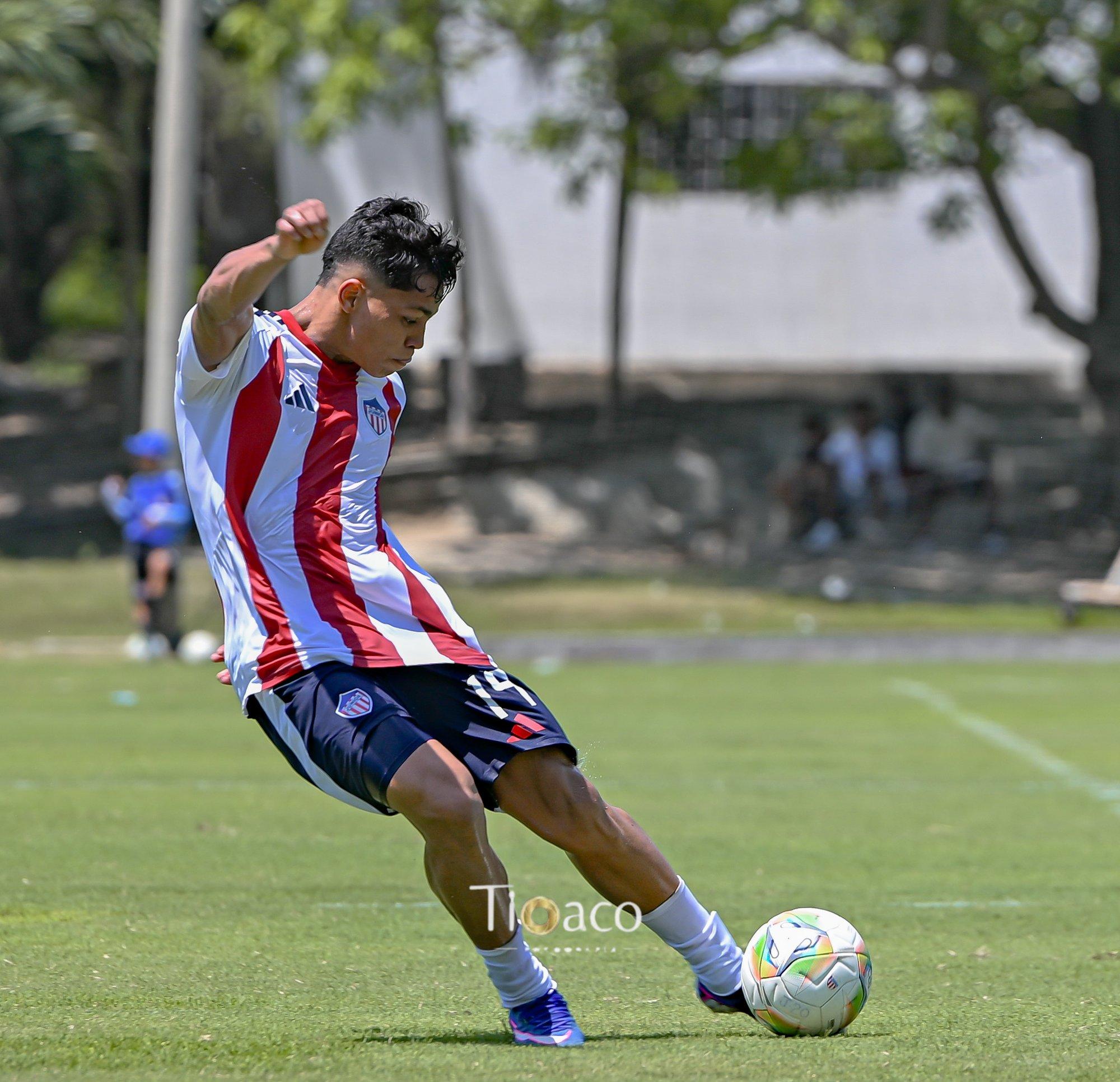 Jugador rematando el balón con potencia durante un partido